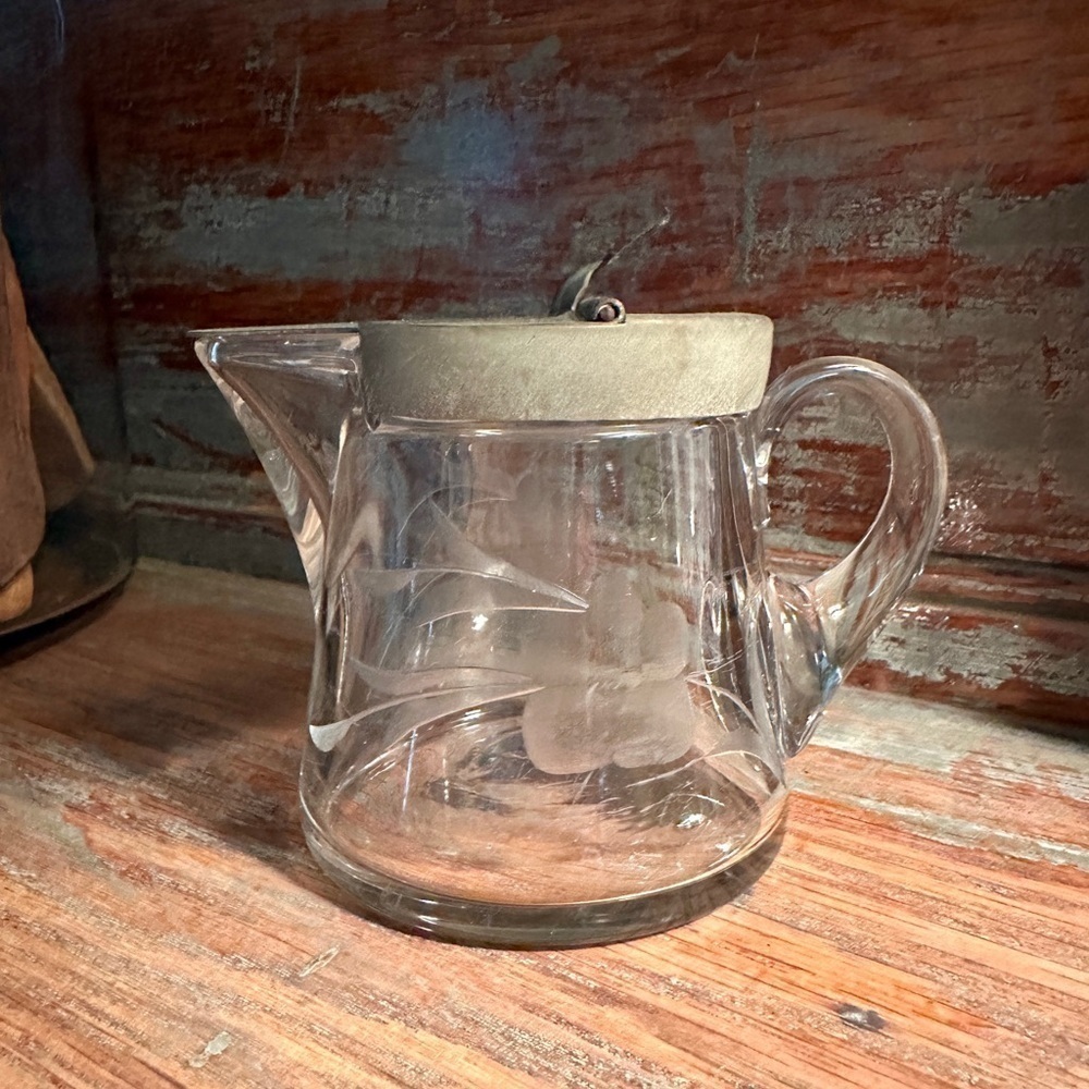 VINTAGE, ETCHED, HEAVY GLASS SYRUP PITCHER WITH LID. IN GOOD CONDITION. - Picture 2 of 8